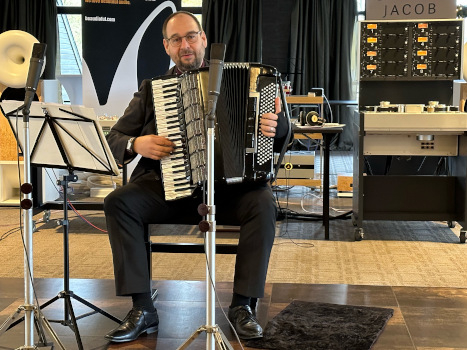 Der Konzertakkordeonist Maik Hester beim Symposium der Analogue Audio Association 2022 (Foto: Alexander Fox) Der Konzertakkordeonist Maik Hester beim Symposium der Analogue Audio Association 2022 (Foto: Alexander Fox)