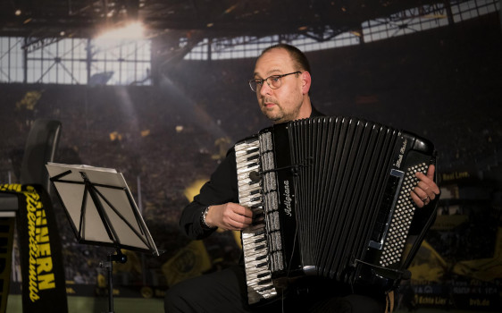 Maik Hester beim Zeitzeugengespräch mit Naftali Fürst (Bild: Borussia Dortmund/M. Donato) Maik Hester beim Zeitzeugengespräch mit Naftali Fürst (Bild: Borussia Dortmund/M. Donato)