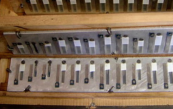 Maik Hester spielt Zungenstimmen (Bild: Maik Hester)