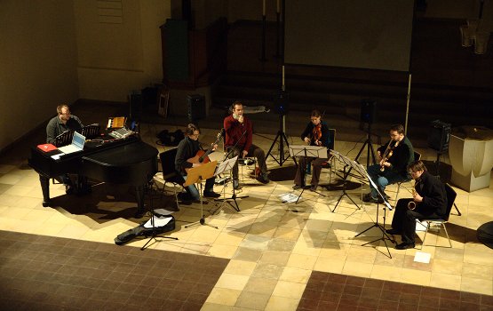 Das Ensemble für Neue Kammermusik an der Universität Dortmund bei Proben in der Melanchthonkirche Bochum (Bild: Ludwig Kaiser) Das Ensemble für Neue Kammermusik an der Universität Dortmund bei Proben in der Melanchthonkirche Bochum (Bild © Ludwig Kaiser)