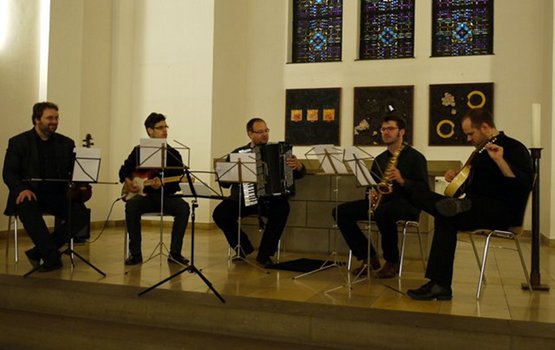 Das Ensemble für Neue Kammermusik an der Universität Dortmund bei den Bochumer Tagen für Neue Musik 2012 in der Melanchthonkirche Bochum (Bild: Gabriele Krettek) Das Ensemble für Neue Kammermusik an der Universität Dortmund bei den Bochumer Tagen für Neue Musik 2012 in der Melanchthonkirche Bochum (Bild: Gabriele Krettek)